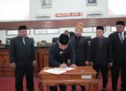 Pj Bupati Aceh Besar Iswanto saat menandatangani Qanun Pajak dan Retribusi Daerah di gedung DPRK Banda Aceh, Selasa 28 November 2023 [Foto/Ho For Habanusantara]