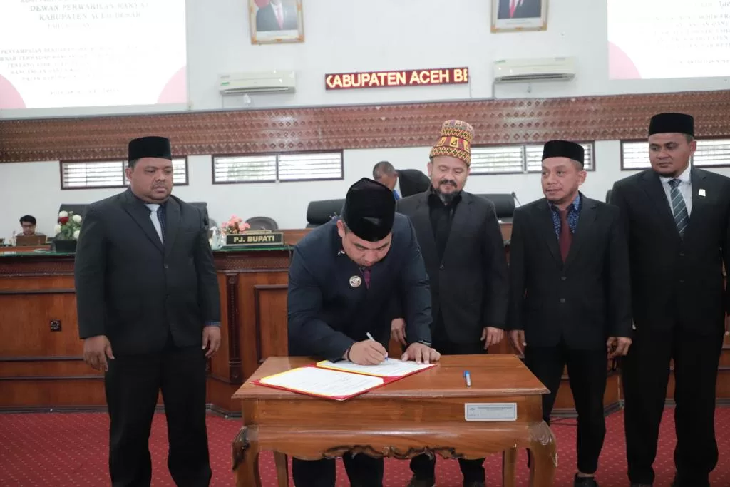 Pj Bupati Aceh Besar Iswanto saat menandatangani Qanun Pajak dan Retribusi Daerah di gedung DPRK Banda Aceh, Selasa 28 November 2023 [Foto/Ho For Habanusantara]