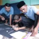 Pelatih Khattil quran Nasruan Hakim memantau langsung salah satu peserta sedang latihan, bertempat di Pemondokan Kafilah, Gampong Air Dingin, Kecamatan Simeulue Timur, Sinabang, Selasa (28/11/2023). FOTO/ MC ACEH BESAR