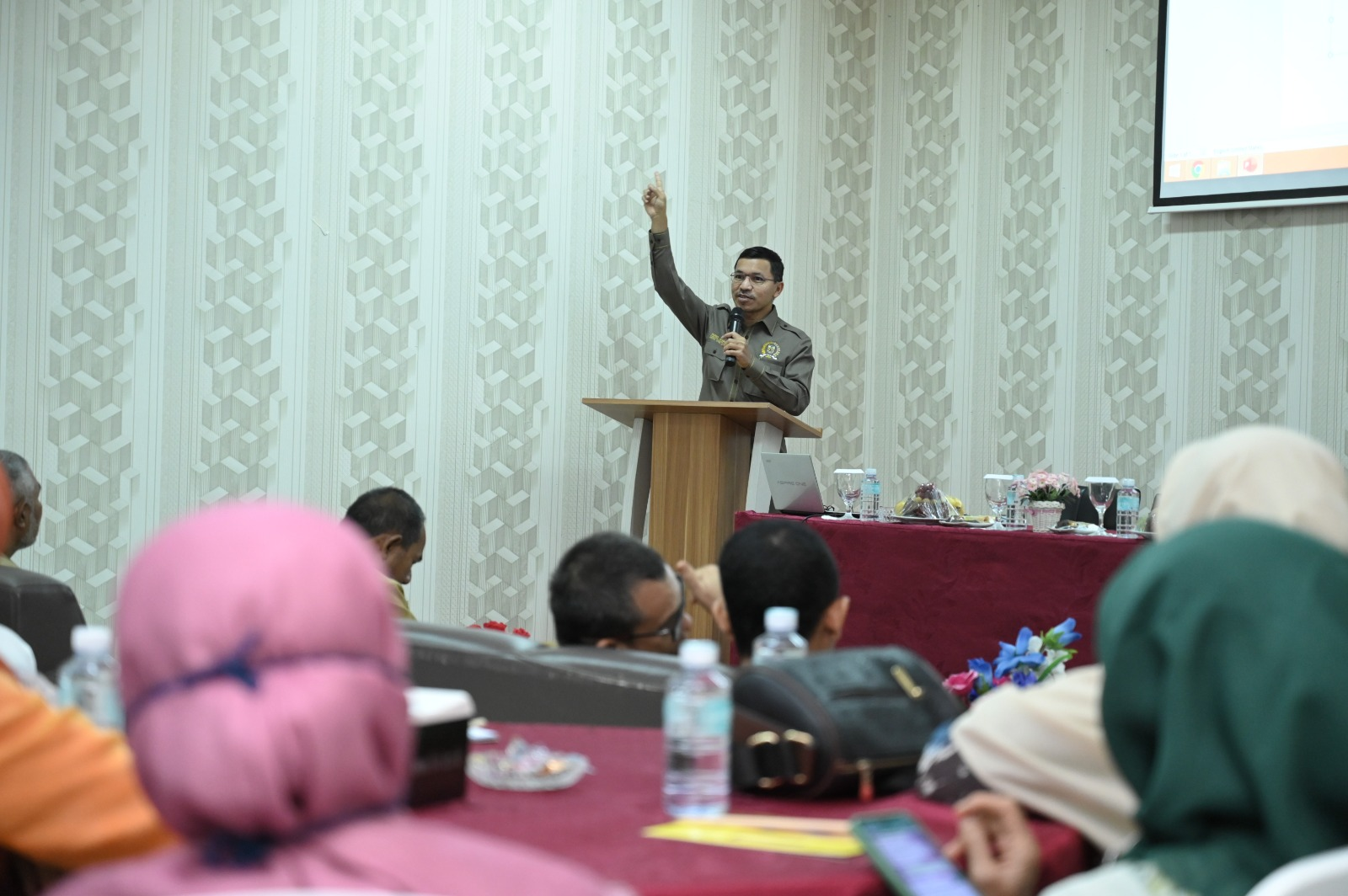 Ketua Dewan Perwakilan Rakyat Kota (DPRK) Banda Aceh, Farid Nyak Umar, hadir dalam pembukaan pelatihan Kelompok Wanita Tani (KWT) di Hotel Seventeen, Setui, Selasa (28/11/2023).