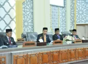 Ketua DPRK Banda Aceh bersama Kedua Wakil Ketua saat mengesahkan APBK Banda Aceh Tahun Anggaran 2024 sebesar Rp 1,2 Triliun di Gedung DPRK, Rabu 22 November 2023[]
