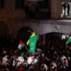 Warga Palestina berkerumun menyambut tahanan yang dibebaskan Israel. Foto/Reuters