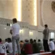 orang -orang shalat berjamaah di masjid