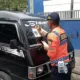 Petugas Dishub Kota Banda Aceh Menempel Stiker Larangan parkir