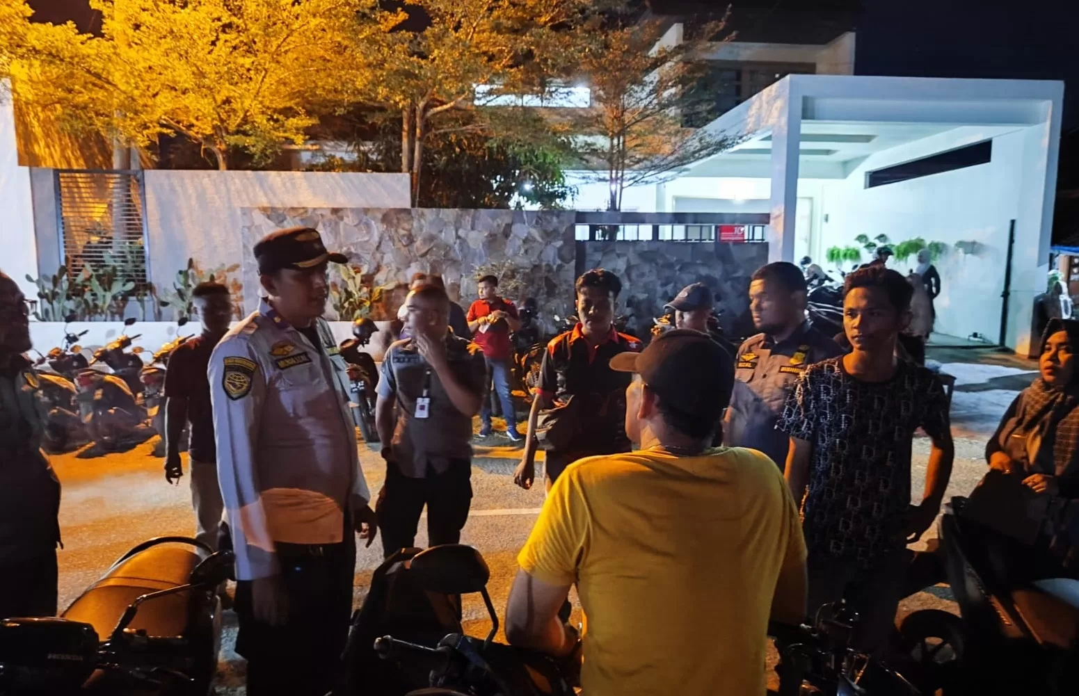 Petugas pengawas parkir Dishub Banda Aceh melakukan penertiban parkir liar di kawasan PKA Ke 8, Rabu malam (9/11/2023). Foto: (Dishub Banda Aceh).