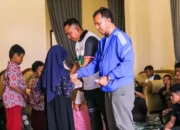 Plt Ketua Umum PSAB Aceh Besar, Mariadi ST MM didampingi Manajer PSAB Al Yunirun mmenyerahkan santunan kepada anak yatim usai doa bersama, di Mess PSAB Kota Jantho, Kamis (9/11/2023) siang. FOTO/ HUMAS PSAB