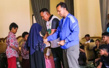 Plt Ketua Umum PSAB Aceh Besar, Mariadi ST MM didampingi Manajer PSAB Al Yunirun mmenyerahkan santunan kepada anak yatim usai doa bersama, di Mess PSAB Kota Jantho, Kamis (9/11/2023) siang. FOTO/ HUMAS PSAB