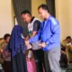 Plt Ketua Umum PSAB Aceh Besar, Mariadi ST MM didampingi Manajer PSAB Al Yunirun mmenyerahkan santunan kepada anak yatim usai doa bersama, di Mess PSAB Kota Jantho, Kamis (9/11/2023) siang. FOTO/ HUMAS PSAB