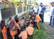 Sekdakab Aceh Besar, Drs Sulaimi MSi bersama istri berdialog dengan murid sekolah dalam kegiatan aksi 1 jam memingut sampah dalam memperingati Hari Guru Nasional Tahun 2023 di Sekolah Dasar Negeri (SDN) Lemreung, Kecamatan Kreung Barona Jaya, Aceh Besar, Sabtu (25/11/2023).