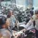 Kepala Bidang Parkir Dishub Kota Banda Aceh bersama unit Jatanras Polresta Banda Aceh saat menegur Juru Parkir di Komplek PDAM [Foto/ismail]