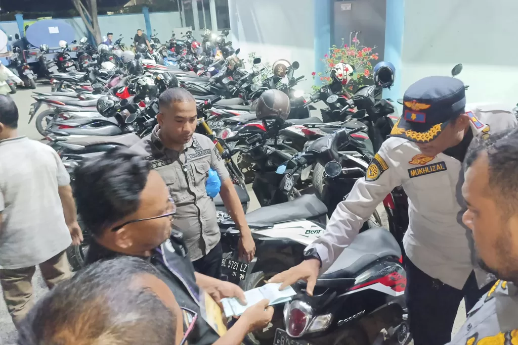 Kepala Bidang Parkir Dishub Kota Banda Aceh bersama unit Jatanras Polresta Banda Aceh saat menegur Juru Parkir di Komplek PDAM [Foto/ismail]