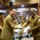 Penjabat Gubernur Aceh, Achmad Marzuki didampingi Kepala Kantor Wilayah Direktorat Jenderal Perbendaharaan (DJPb) Provinsi Aceh Izharul Haq, menyerahkan DIPA dan Buku Alokasi TKD TA 2024 secara simbolis kepada 23 Kuasa Pengguna Anggaran (KPA) dan 23 Pemda (Kab/Kota) se-Aceh, di Kantor Gubernur Aceh, Selasa, (5/12/2023).