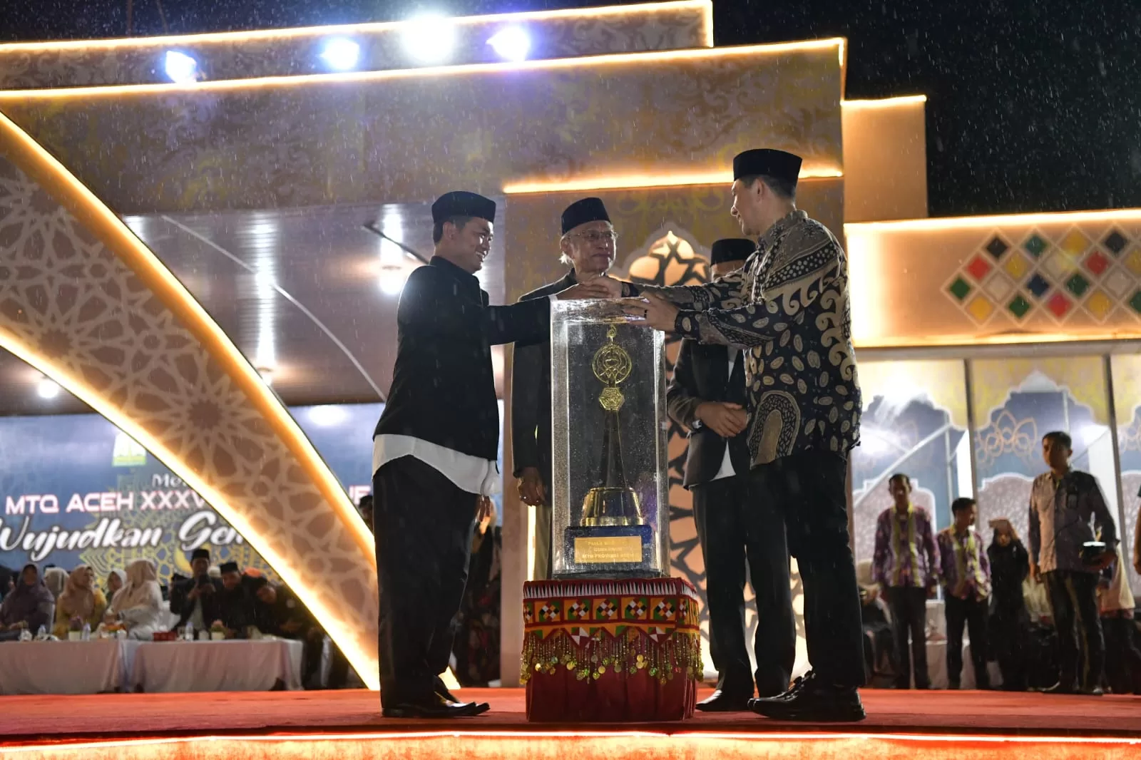 Pj. Gubernur Aceh yang diwakili Kepala Dinas Syariat Islam Aceh, Zahroel Fajri Menutup Musabaqah Tilawatil Quran (MTQ) Aceh XXXVI Tahun 2023 di Kabupaten Simeulue, Sabtu Malam, 02/12/2023.