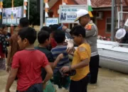 Personil Satlantas Polres Aceh Utara Bagikan Sarapan Untuk Korban Banjir Pakai Sampan
