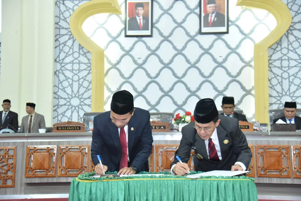 Ketua DPRK Banda Aceh, Farid Nyak Umar didampingi Wakil Ketua Usman dan Isnaini Husda dan Pj Wali Kota Banda Aceh Amiruddin serta Plt Sekdakota Wahyudi memperlihatkan dokumen KUA-PPAS Perubahan APBK Banda Aceh Tahun Anggaran 2023 dalam paripurna yang berlangsung di lantai empat gedung DPRK Banda Aceh, Jumat (08/09/2023). FOTO/ HUMAS DPRK BANDA ACEH