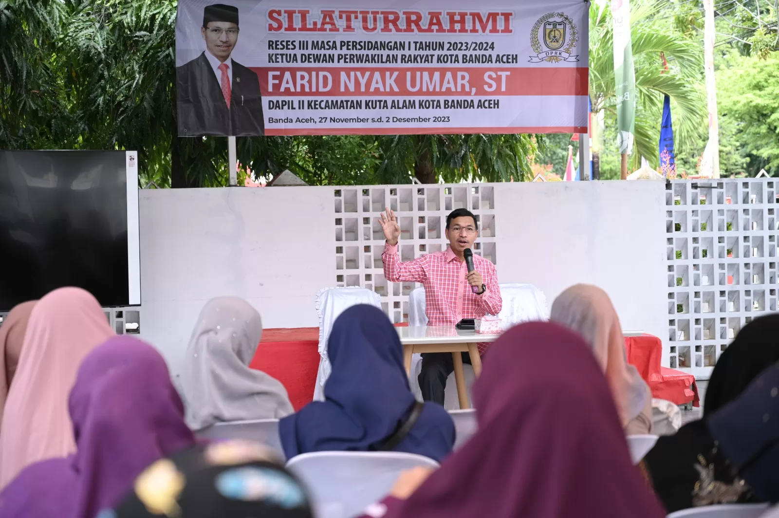 Ketua DPRK Banda Aceh Farid Nyak Umar saat reses dengan warga di Kecamatan Kuta Alam