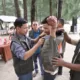 Ketua DPRK Banda Aceh Farid Nyak Umar saat memakai Baju kepada para peserta Relawan Kebencanaan Kecamatan Kuta Alam