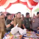 Penjabat Gubernur Aceh Achmad Marzuki bersama Pangdam IM, Kapolda Aceh dan unsur Forkopimda lainnya meninjau stand pasar murah pada acara Bakti Sosial Kesehatan dan Pangan Murah di Lapangan Blang Padang, Senin 4 Desember 2023.