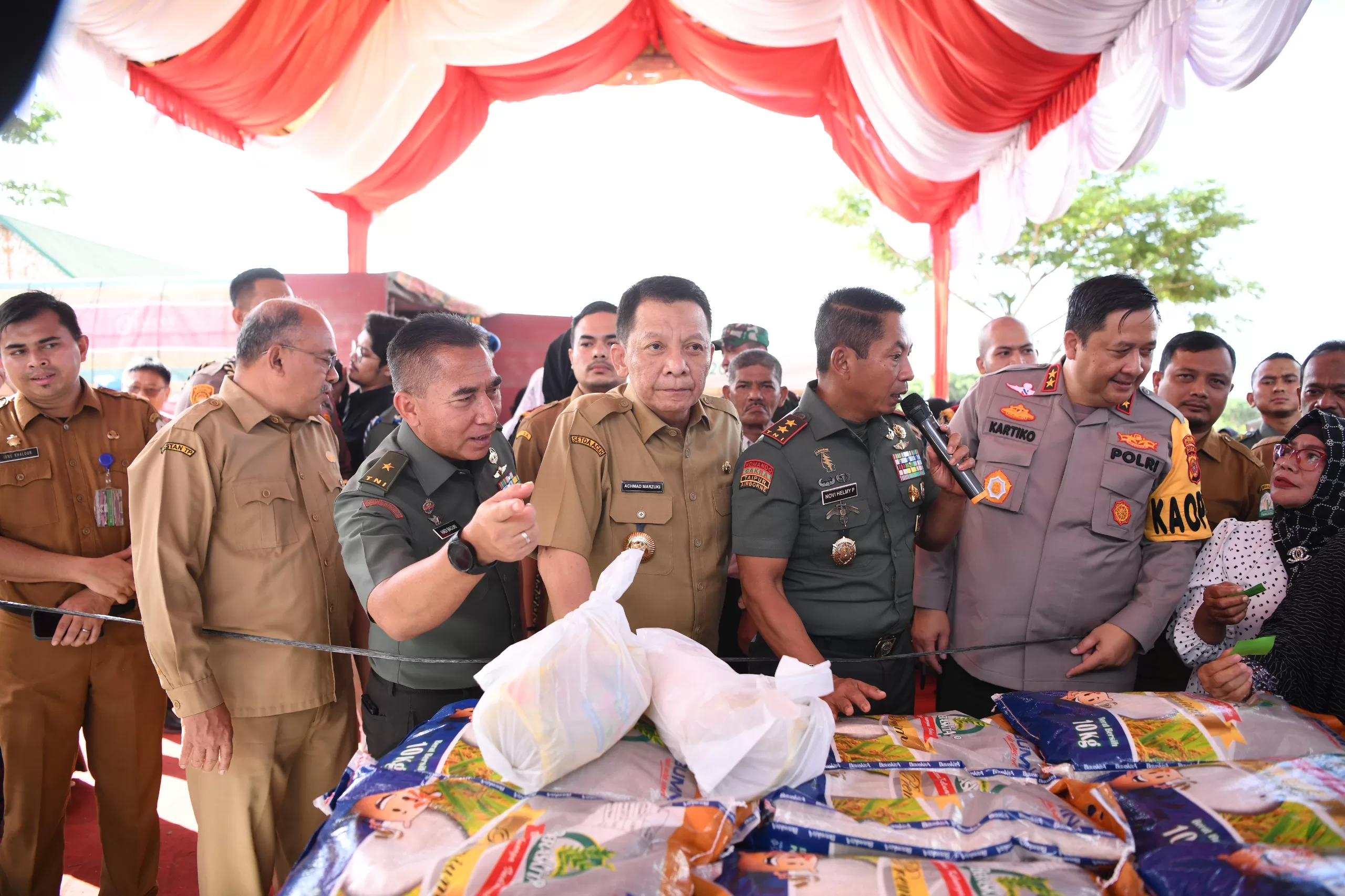 Penjabat Gubernur Aceh Achmad Marzuki bersama Pangdam IM, Kapolda Aceh dan unsur Forkopimda lainnya meninjau stand pasar murah pada acara Bakti Sosial Kesehatan dan Pangan Murah di Lapangan Blang Padang, Senin 4 Desember 2023.
