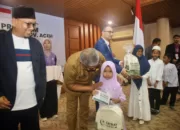 Sekda Aceh Serahkan Beasiswa Yatim Binaan RQV Indonesia