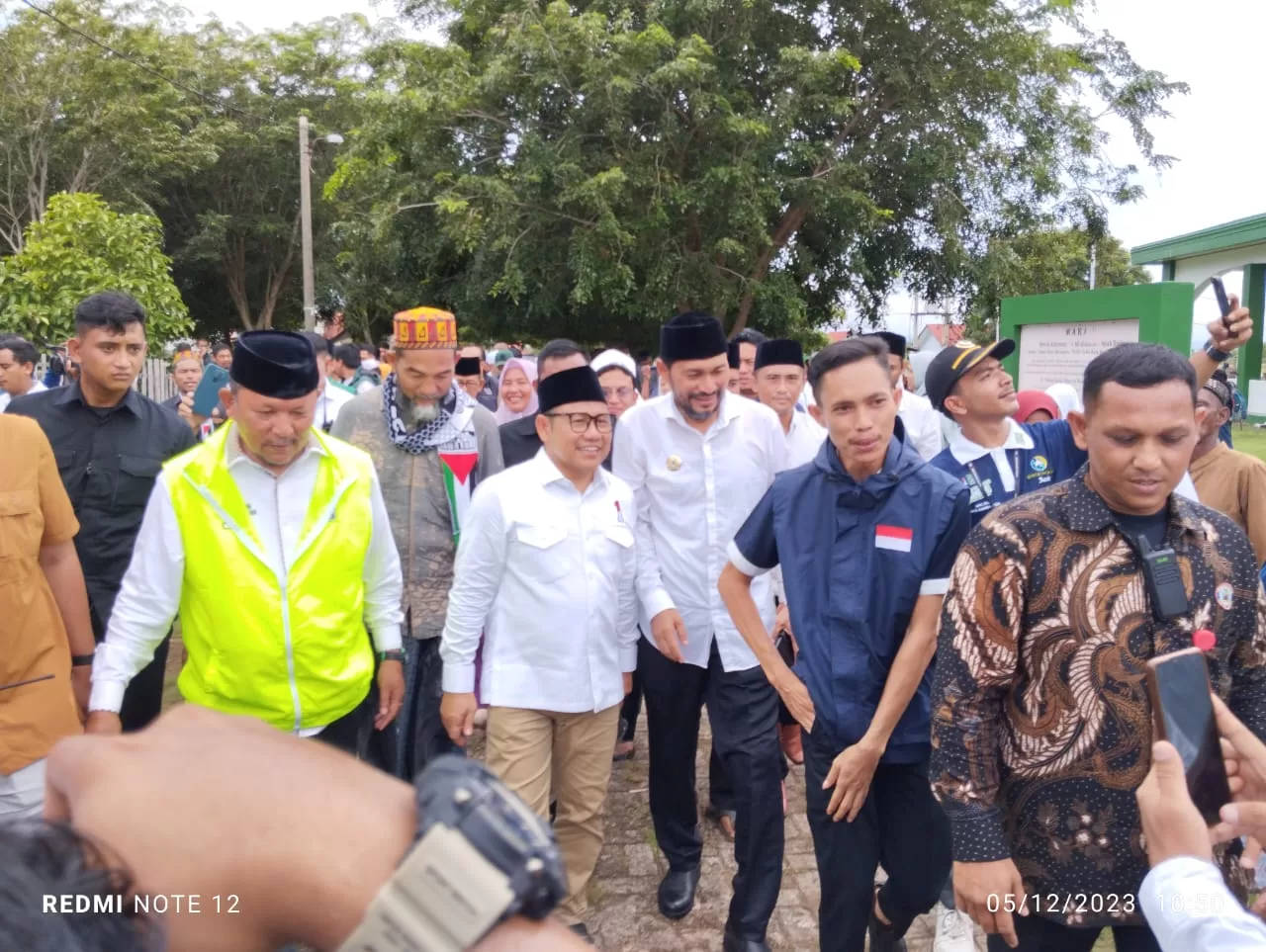 Ketua DPC PKB Kota Banda Aceh, Erizal Oesman menyambut Cawapres Muhaimin Iskandar di komplek Makam Syiah Kuala Banda Aceh, Selasa (5/12/2023)
