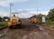 Respon Keluhan Masyarakat, Pemkab Aceh Besar Tangani Secara Darurat Jalur Limpok-Cot Iri
