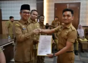 Asisten III Serahkan SK Penempatan ke Lulusan IPDN Angkatan XXIX