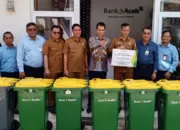 Dukung Kebersihan Kota, Bank Aceh Serahkan Tong Sampah Untuk Banda Aceh