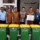 Pemimpin Bank Aceh Kantor Cabang Utama, Hendra Supardi meyerahkan 17 Unit Tong Sampah Mobile Kepada Pemerintah Kota Banda Aceh Yang Diterima Oleh Kepala Dinas Koperasi UKM dan Perdagangan Kota Banda Aceh, Nurdin S Sos MSI, Selasa (19/12/2023) di Pasar AlMahirah, Kota Banda Aceh