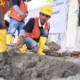 Peserta sertifikasi sedang mempraktekkan aplikasi keterampilan langsung di depan asesor dalam kegiatan sertifikasi tenaga ahli konstruksi di UDKP Kec. Lhoknga, 20 Desember 2023.