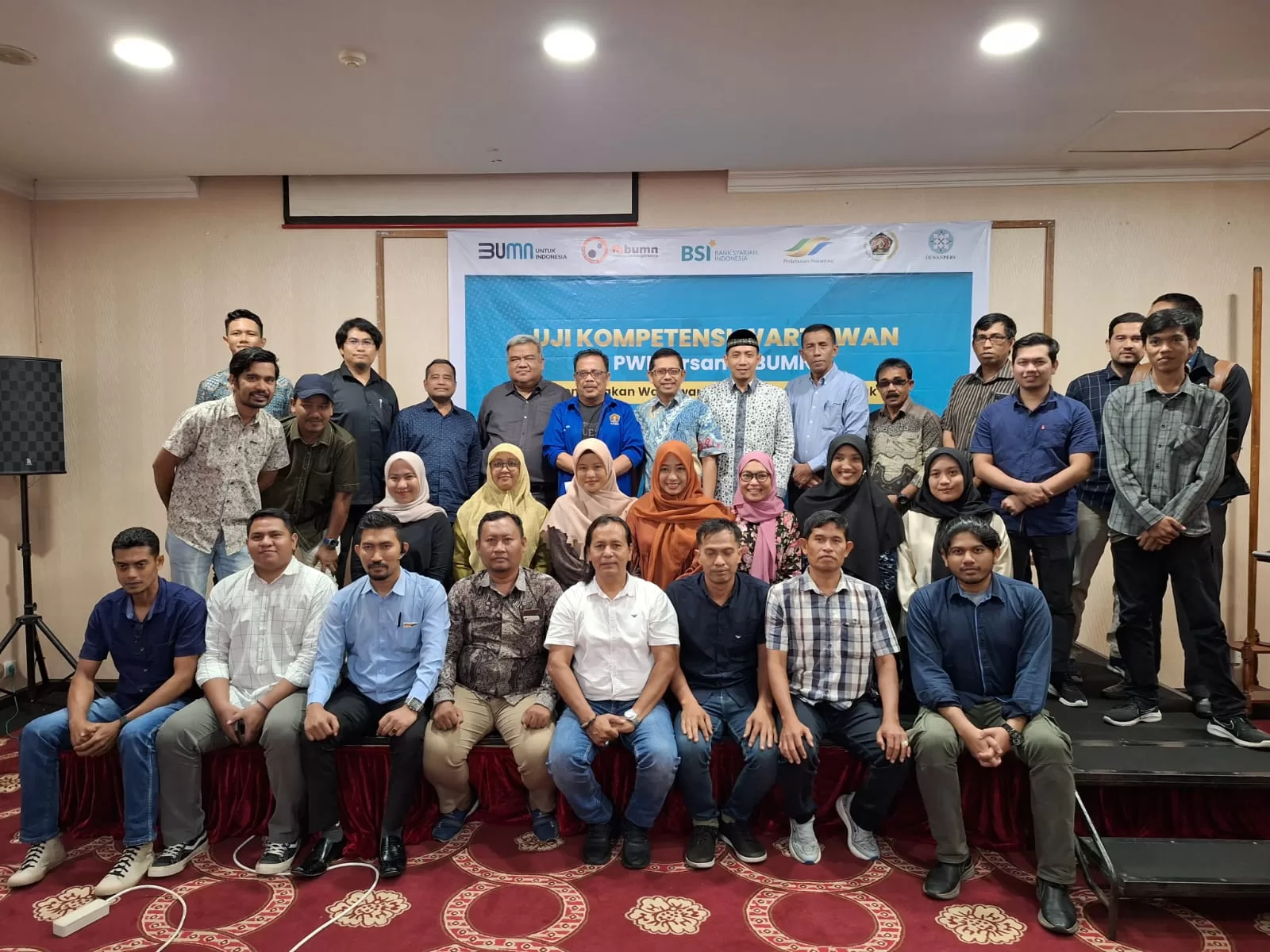 Pengurus PWI Aceh bersama tim penguji UKW Angkatan XVII PWI Aceh foto bersama dengan wartawan Muda yang dinyatakan kompeten pada penutupan UKW yang difasilitasi PWI Pusat berkolaborasi dengan Kementerian BUMN di Hotel Hermes Palace, Banda Aceh, Jumat, 29 Desember 2023. (Dok PWI Aceh)