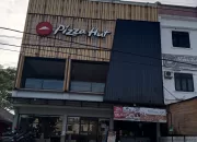 Kondisi restoran Pizza Hut di Lamnyong, Kota Banda Aceh terlihat sepi pengunjung, pada Jum'at, 19 Januari 2024. Foto : Ist