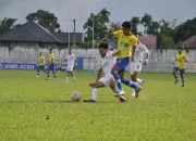 Pemain PSAB (kostum kuning biru selebrasi usai ciptakan gol saat berhadapan dengan PS Peureulak Raya, di Stadion Kota Langsa, Rabu (24/1/2024) sore. FOTO/ HUMAS PSAB