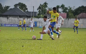 Pemain PSAB (kostum kuning biru selebrasi usai ciptakan gol saat berhadapan dengan PS Peureulak Raya, di Stadion Kota Langsa, Rabu (24/1/2024) sore. FOTO/ HUMAS PSAB