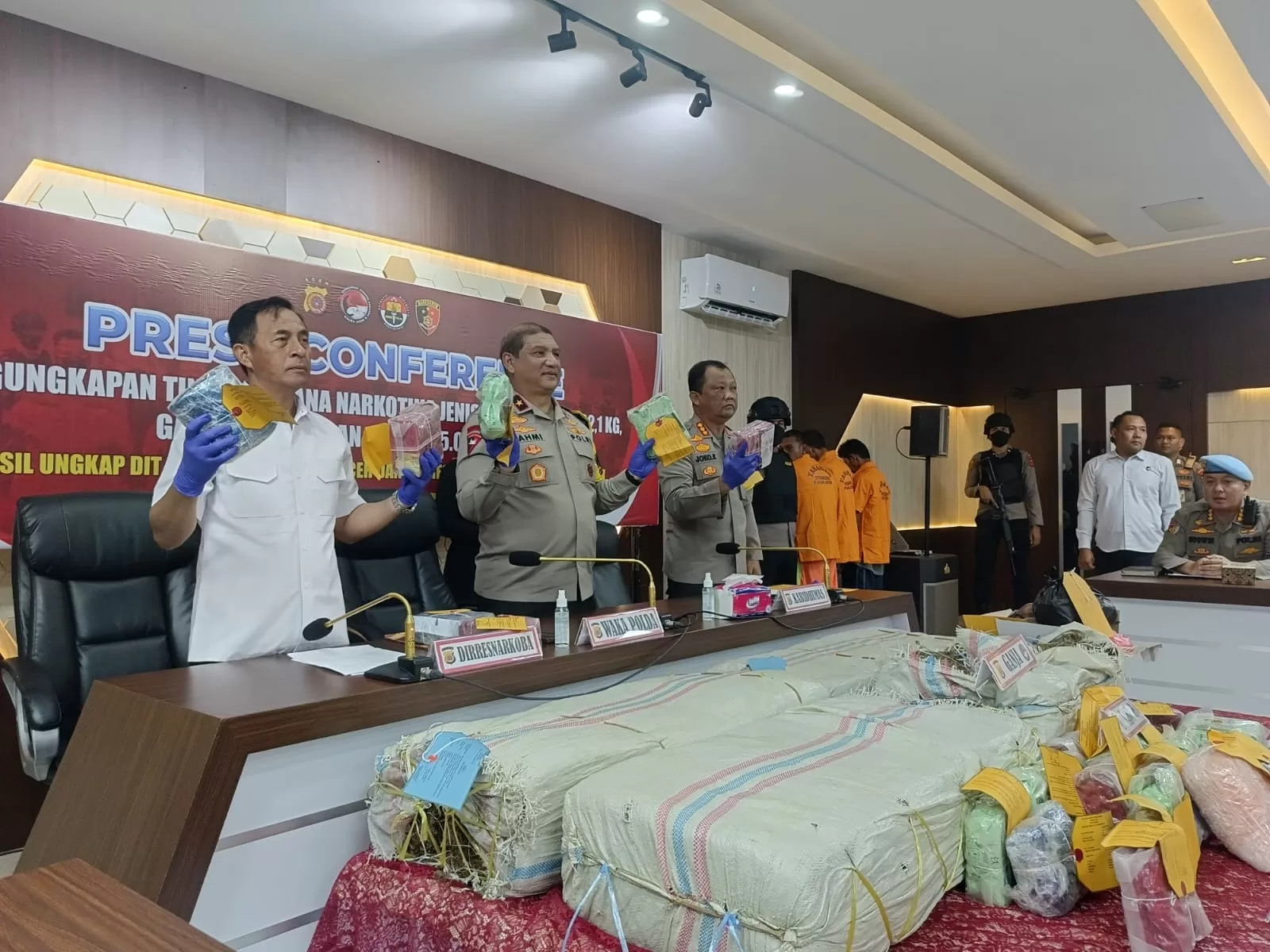 Wakapolda Aceh Saat memperlihatkan Barang Bukti Narkoba saat konferensi pers di Mapolda Aceh, Senin 15 Januari 2023 [Foto/Ismail]
