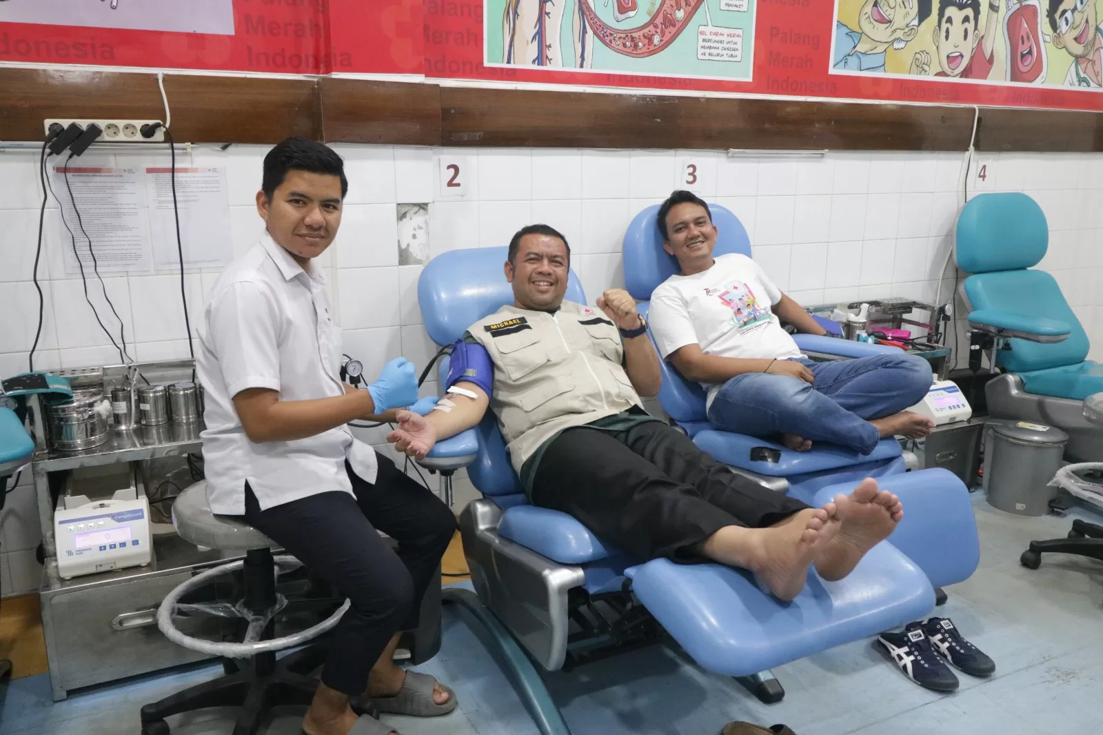 Ketua BFLF Indonesia Michael Octaviano melakukan donor darah bersama Ahmad Haeqal Asri di Kantor PMI, pada Senin, 1 Januari 2024. (Istimewa)