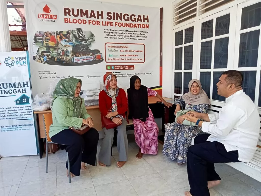 Ketua BFLF Indonesia Michael Octaviano (baju putih) bersama para pasien di Rumah Singgah. Foto : BFLF