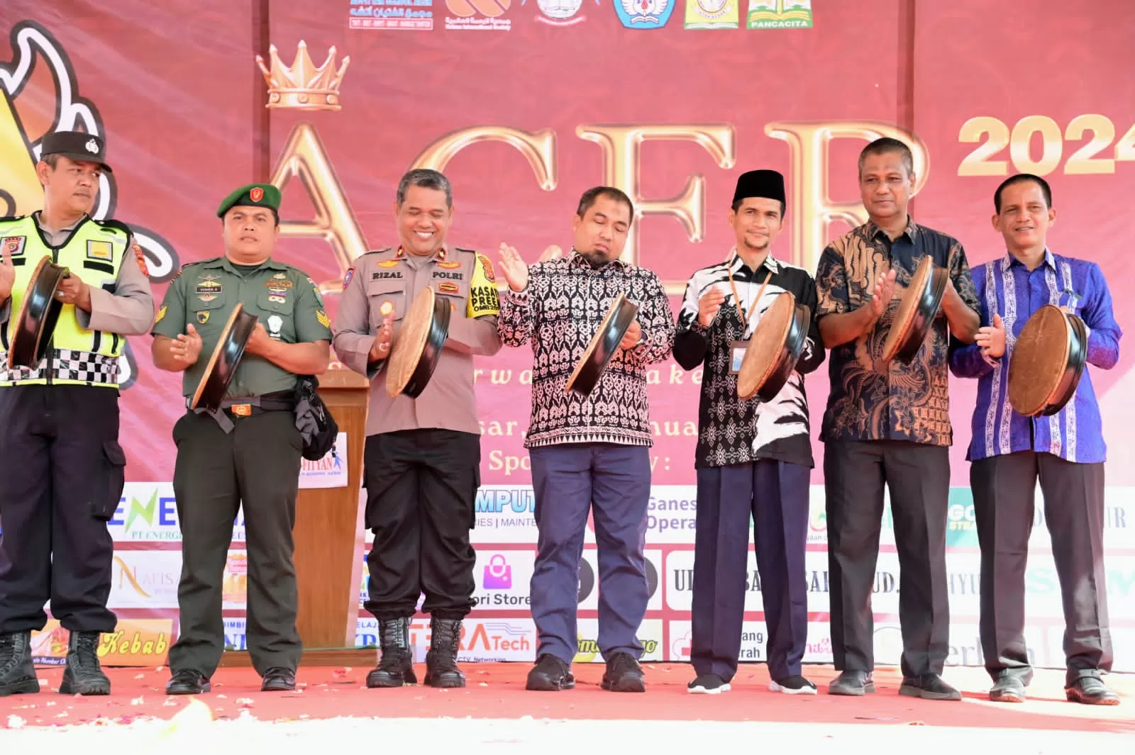 Pj Bupati Aceh Besar, Muhammad Iswanto SSTP MM bersama Direktur Al Fityan School Aceh, Bustanul Arifin memukul rapai tanda dibukanya Cretive Andless Revolution (ACER) 2024 di Komplek Al Fityan School Aceh, Gampong Reuloh, Kecamatan Ingin Jaya, Aceh Besar, Kamis (11/01/2024). FOTO/MC ACEH BESAR