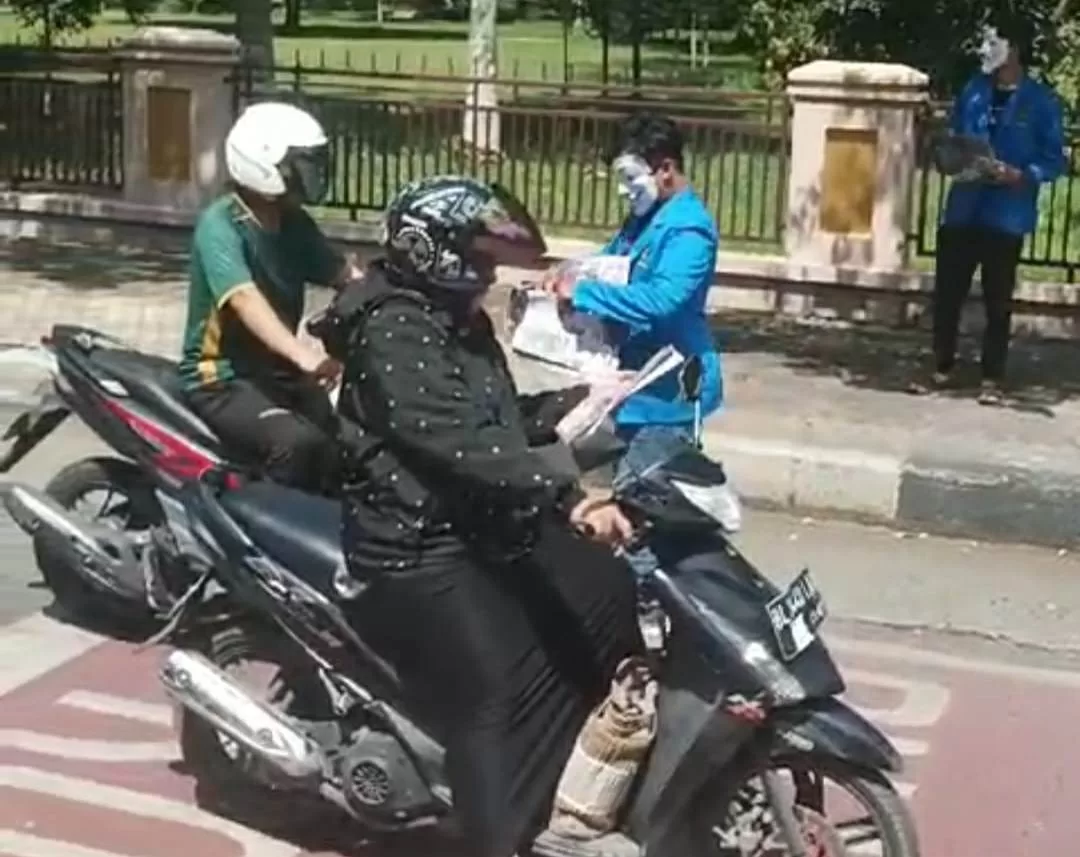 Perwakilan Mahasiswa di Aceh Bagi-Bagi Selebaran Tolak Politik Dinasti kepada pengendara di Jalan raya