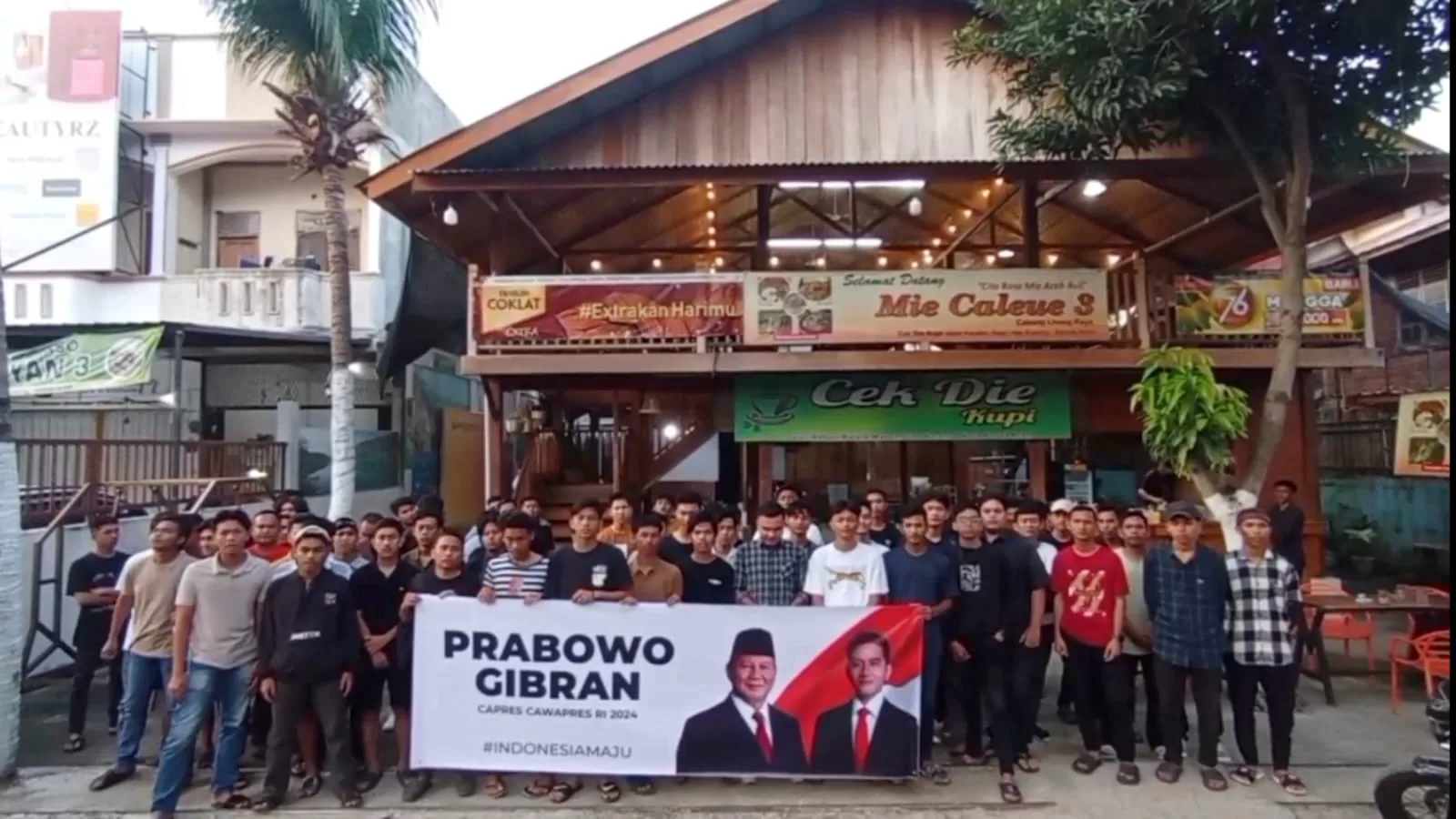 pemuda Aceh Besar yang tergabung dalam Relawan Muda Prabowo Gibran Aceh Besar juga mendeklarasikan diri mendukung Prabowo-Gibram untuk Pilpres 2024.