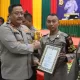 Kapolda Aceh Ahmad Kartiko saat menyerahkan piagam penghargaan kepada salah seorang bhabinkamtibmas di ACC Dayan Dawood, Selasa 23 Januari 2023 [Foto/HO For Habanusantara]