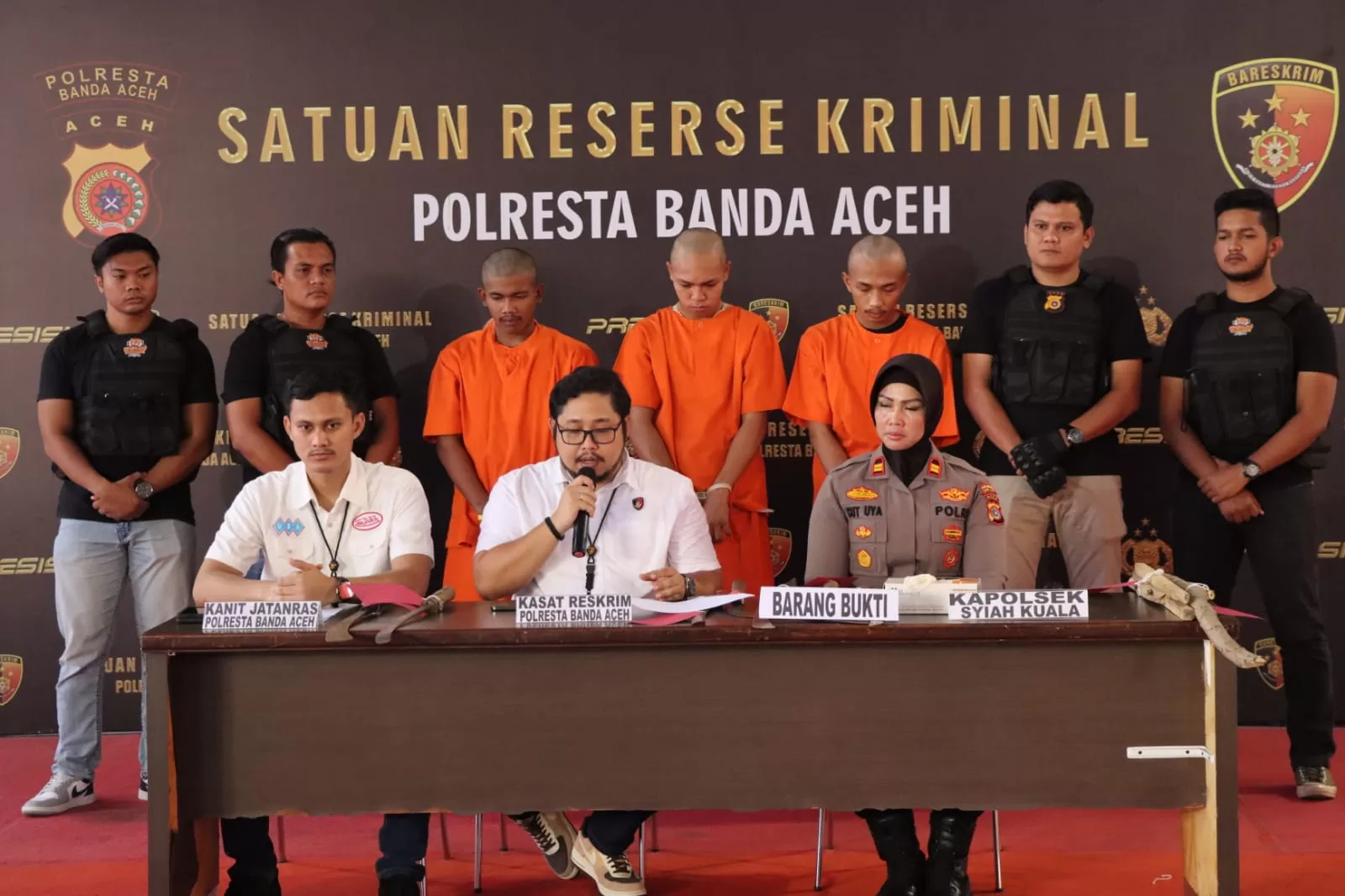 Kasat Reskrim, Kompol Fadillah Aditya Pratama, saat menyampaikan konferensi pers di Lapangan Indoor Polresta Banda Aceh pada Rabu (24/1/2024).[Foto/HO For Habanusantara]