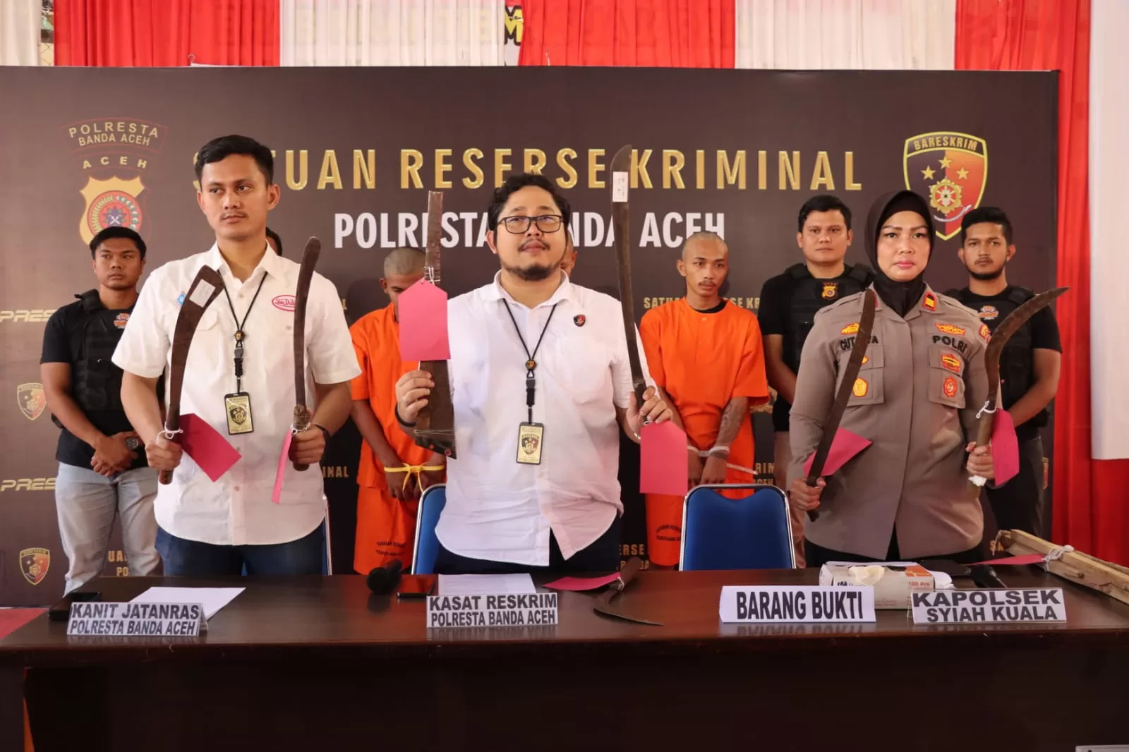Kasat Reskrim, Kompol Fadillah Aditya Pratama, saat memperlihatkan barang bukti pelaku kejahatan dalam konferensi pers di Lapangan Indoor Polresta Banda Aceh pada Rabu (24/1/2024).[Foto/HO For Habanusantara]
