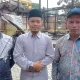 Kepala Dinas Sosial Provinsi Aceh, Dr. Muslem Yacob, S.Ag, M.Pd (kanan) bersama pimpinan Pondok Pesantren Babul Maghfirah, Ustaz Masrul Aidi, Lc (tengah) saat penyaluran bantuan masa panik, pada Kamis, 25 Januari 2024.