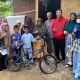 Usai memberikan sepeda gratis, Relawan BFLF foto bersama dengan Sohibul Abrar dan keluarganya. Foto : Istimewa