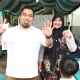 Pj Bupati Aceh Besar Muhammad Iswanto SSTP MM bersama Istri menunjukkan jari tanda sudah menggunakan hak pilih atau mencoblos di TPS 01, di halaman Masjid Gampong Gani, Kecamatan Ingin Jaya, Aceh Besar, Rabu (14/2/2024). FOTO/ MC ACEH BESAR