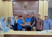 Pemotongan Kue Ulang Tahun dari PT SBA Warnai Syukuran HPN 2024 di PWI Aceh