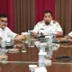 Pj Bupati Aceh Besar, Muhammad Iswanto SSTP MM bersama Asisten II M.Ali S.Sos dan para OPD menghadiri Zoom Meeting dengan topic Pilot Project Smart Farming Padi di Aceh Besar di Gedung Dekranasda, Gampong Gani, Kecamatan Ingin Jaya, Aceh Besar, Rabu (31/01/2024). FOTO/MC ACEH BESAR