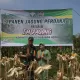Komandan Kodim 0101/KBA dan Ketua Persit KCK Cabang XXVII Kodim 0101 PD Iskandar Muda saat melakukan panen jagung perdana di Desa Ladong, Aceh Besa, kamis 1 februari 2023[Foto/HO For Habanusantara]