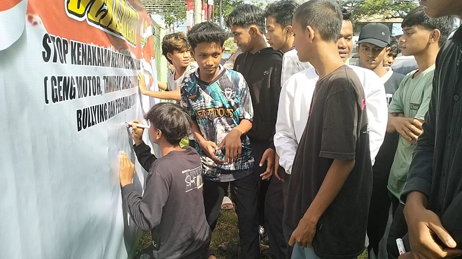 Remaja di Aceh Besar saat mendeklarasikan diri "Stop Kenakalan Remaja" dan bubarkan Komunitas Genk Motor